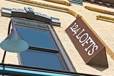 Hip Urban Loft-Small Town Charm-124 Lofts #2 West Dundee المظهر الخارجي الصورة