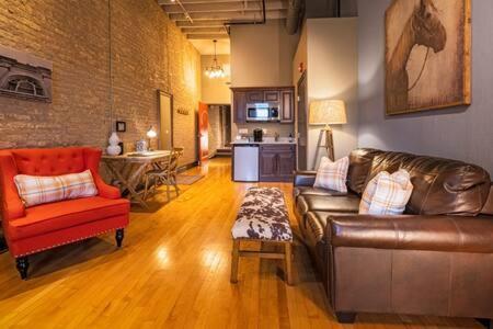 Hip Urban Loft-Small Town Charm-124 Lofts #2 West Dundee المظهر الخارجي الصورة