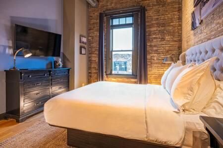 Hip Urban Loft-Small Town Charm-124 Lofts #2 West Dundee المظهر الخارجي الصورة